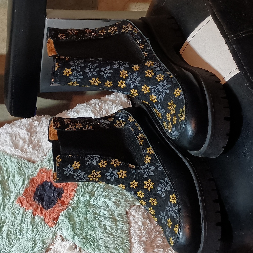Embassy London Embroidered Floral Patterned Black Boots Chunky Heels EUC